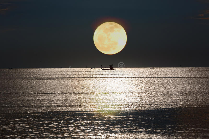 lua-cheia-no-mar-à-noite-79787078.jpg