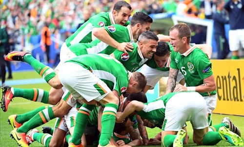 los-jugadores-republica-irlanda-celebran-gol-hoola