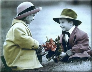 menino sorridente oferecendo flores.jpg