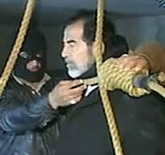 Enforcamento de Saddam Hussein.png