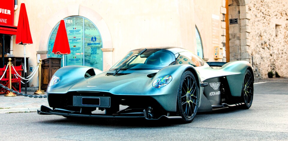Aston Martin Valkyrie  1.jpg