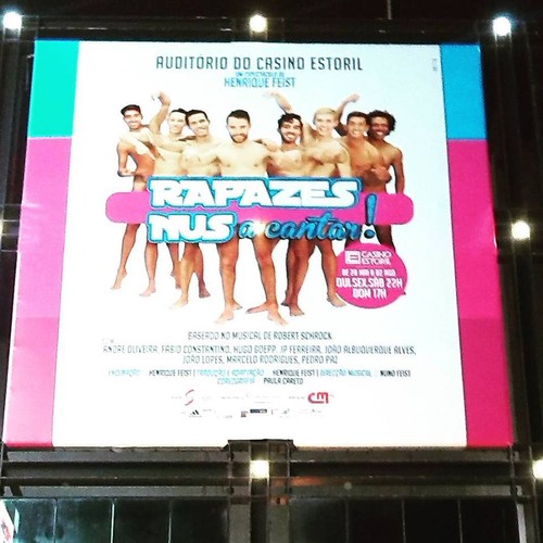 rapazes nus a cantar.jpg