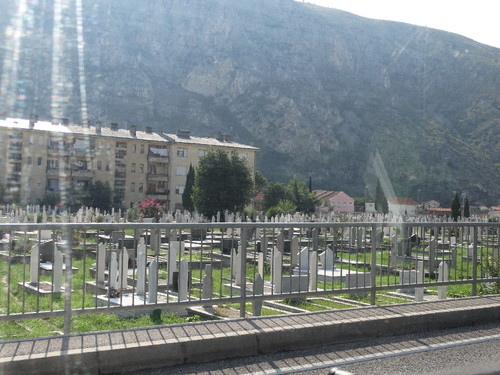 1370-Um dos Cemitérios desordenados da Bósnia.JP
