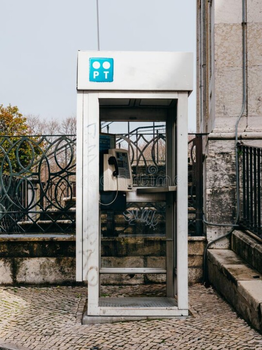 antiga-cabine-telefônica-do-pt-portugal-com-telef