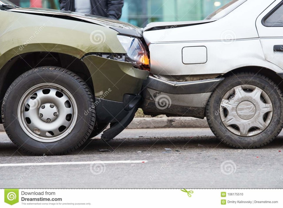 accidente-del-choque-de-coche-en-la-calle-automóv accidente-del-choque-de-coche-en-la-calle-automóv