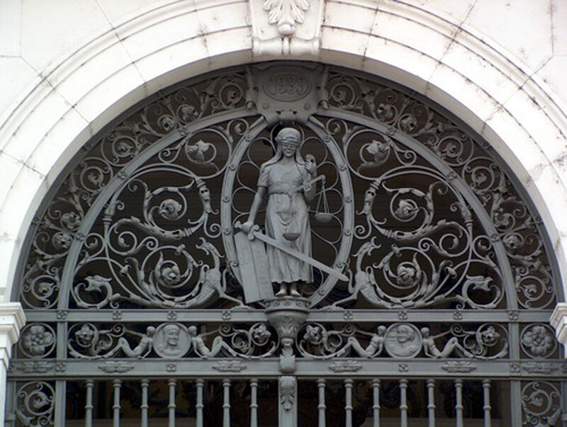 Fig. 3 - Portão central do Palácio da Justiça. 