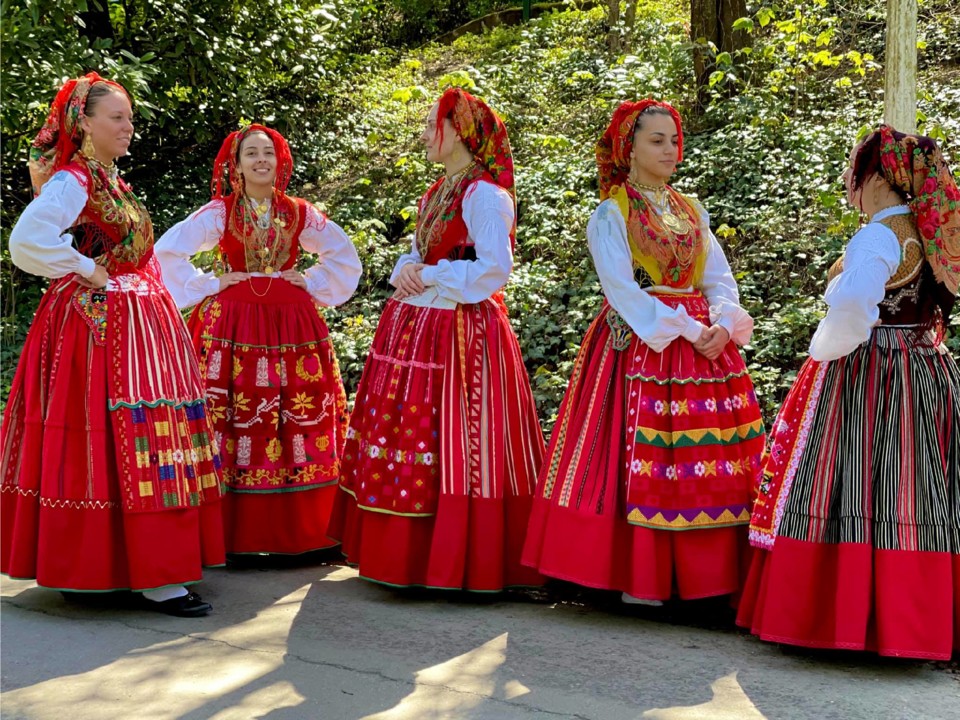 Rusgas Minhotas” em Bron reuniram centenas de dançarinos e festeiros -  LusoJornal