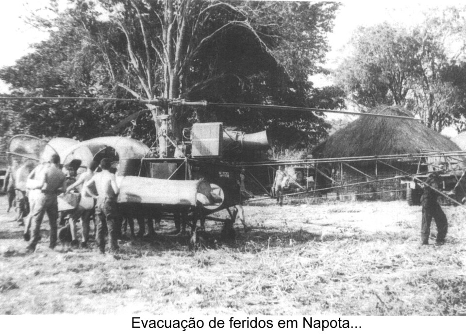 ...napota.Evacuação de feridos em Napota....jpg
