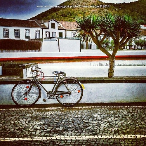 No centro da bonita vila de Santa Cruz...