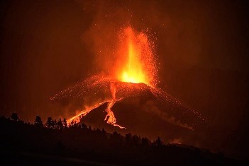 Volcano-By-Night-La-Palma-Cumbre-Vieja.jpg