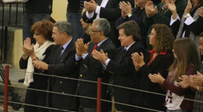António Costa assistindo a tourada - 9.04.2010.pn