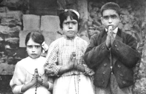 Fatima_children_with_rosaries.jpg