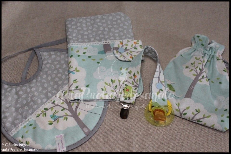 Babete, prendedor e chupeta e capa doc.  Windy Day