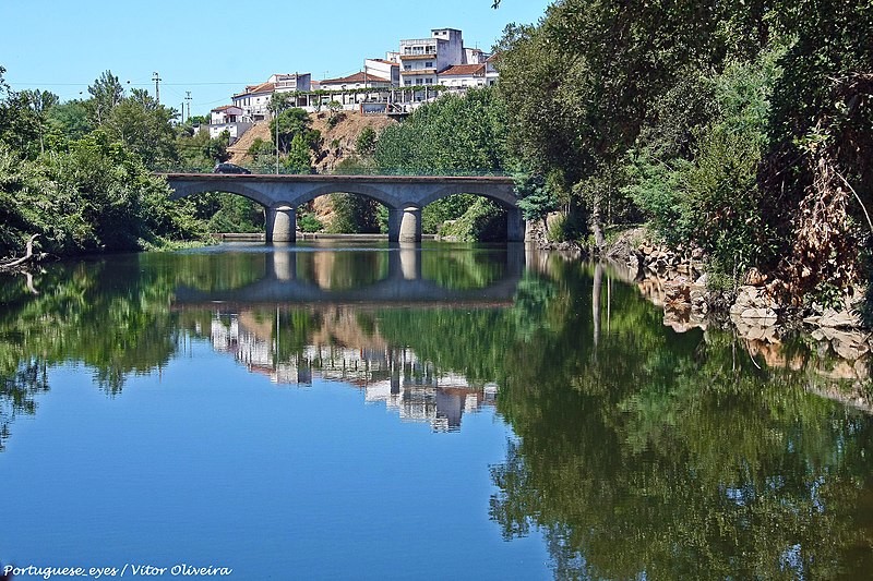 800px-Rio_Alva_-_Sarzedo_-_Portugal_(29227850766).