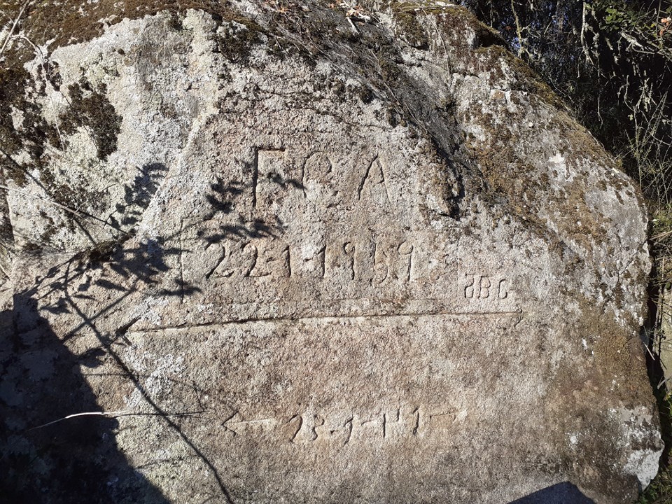 Inscrições na pedra sobre cheias. Foto original. 2022.01.21.jpg