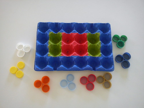 Jogo matemático feito com material reciclável.