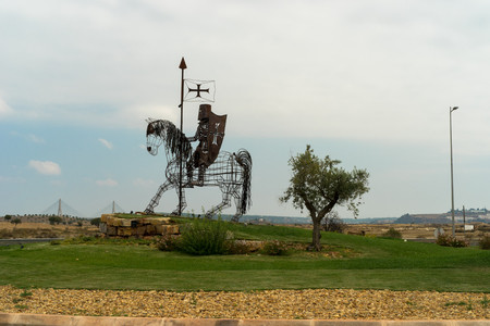 64680028-escultura-de-metal-de-un-caballero-a-caba
