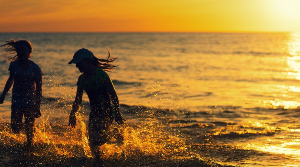 crianças na praia (2).jpg crianças na praia (2).jpg