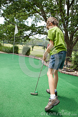 criança-que-joga-o-mini-golfe-30625070.jpg criança-que-joga-o-mini-golfe-30625070.jpg