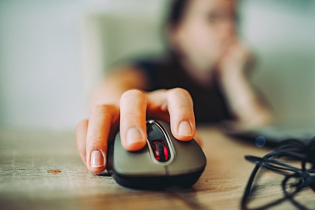 640px-Hand_on_the_computer_mouse_-_50202556601.jpg 640px-Hand_on_the_computer_mouse_-_50202556601.jpg