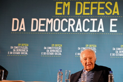 Mário Soares, na conferência "Em defesa da Constituição, da Democracia e do Estado Social" - Aula Magna, 2013/11/21 Mário Soares, na conferência "Em defesa da Constituição, da Democracia e do Estado Social" - Aula Magna, 2013/11/21