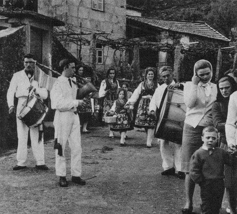 340- gaiteiros a percorrer as casas.jpg