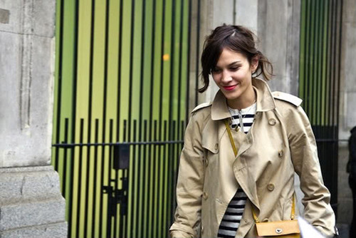 alexa+chung+street+style+trench+coat+striped+shirt alexa+chung+street+style+trench+coat+striped+shirt
