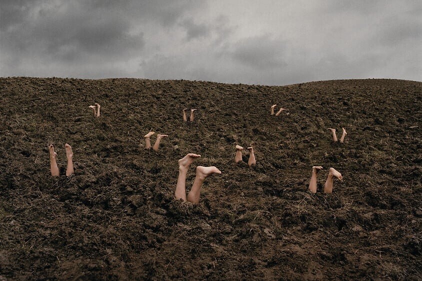 EnterradosPesDeFora(OsSimoníacosObraDeValentinaVa