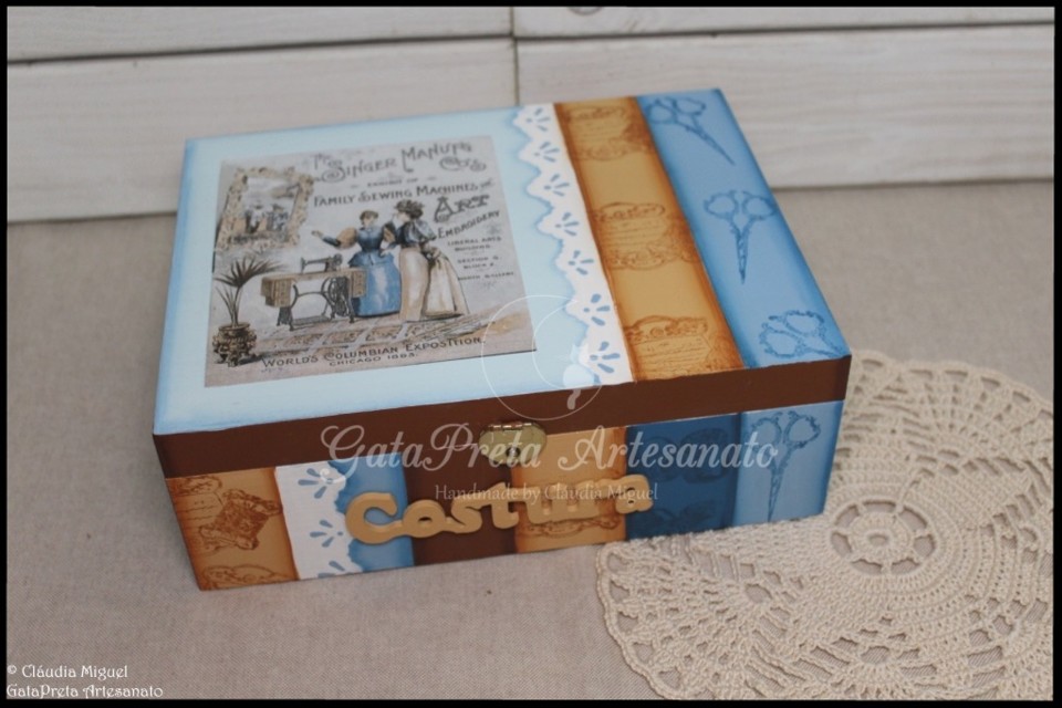 Caixa de costura Singer CamelII-1.JPG