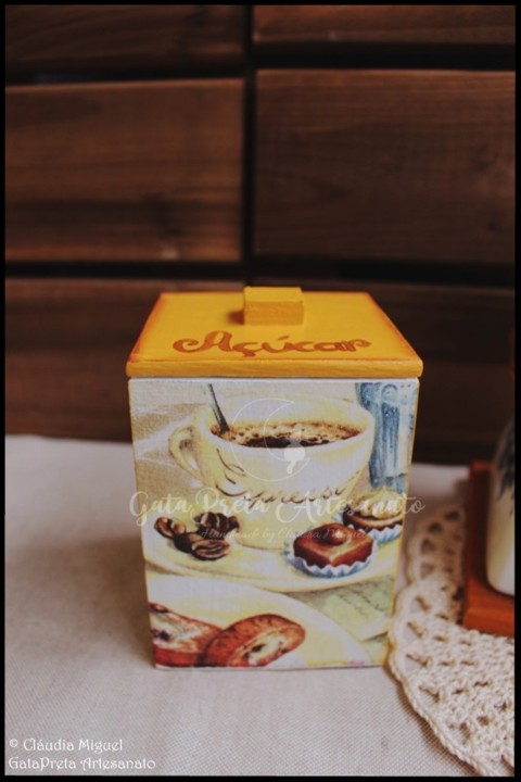 Caixa torre Dolce Gusto e caixa açúcar café Tor