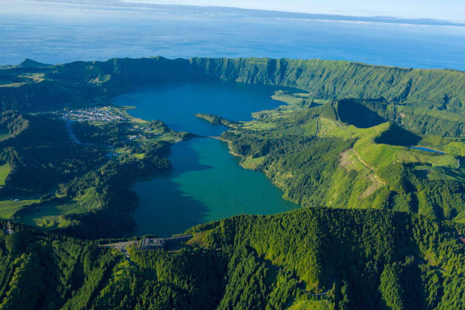 lagoa-das-sete-cidades-na-ilha-de-sao-miguel-acore