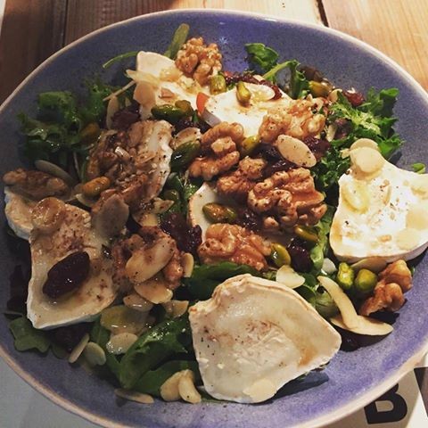 Salada com mozarela, nozes, amêndoas e laminada e