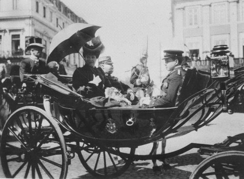 El-Rei Dom Carlos, a rainha D. Amélia e o infante D. Manuel, L. D. João da Câmara (A. C. Lima, ante 1908)