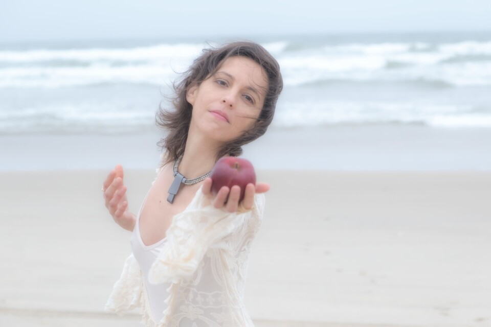 Com a maçã (2).jpg