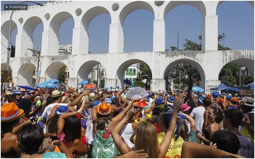 Bloco Quizomba levou foliões à Lapa, no Rio, neste sábado (25Fev12)