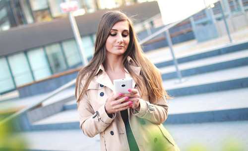 girl_smartphone.jpg girl_smartphone.jpg