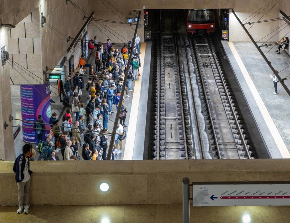 pessoas-a-espera-numa-esoacao-de-metro-em-lisboa-@