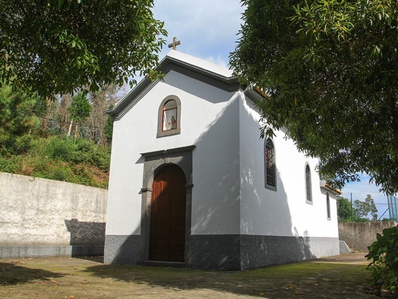 capela-dos-cardais-chapel-santo-da-serra-madeira-2