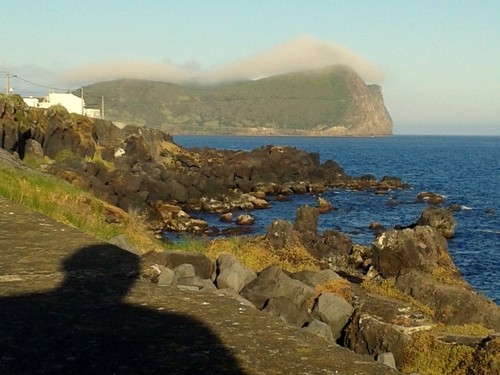 Ali, mesmo ao pé...