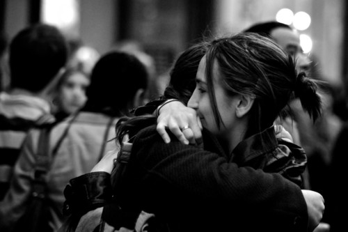 hug-photo-black-and-white-london-girls-hugging-the hug-photo-black-and-white-london-girls-hugging-the