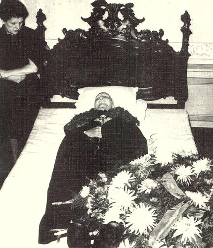 Salazar no leito de morte.jpg Salazar no leito de morte.jpg