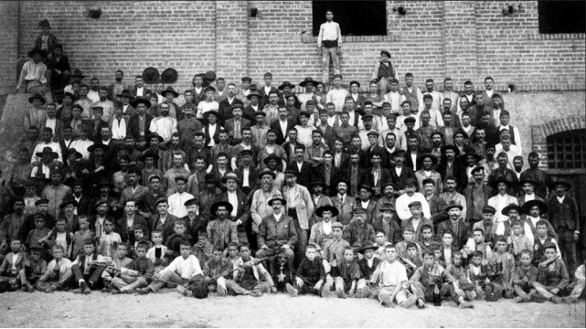 Grupo de trabalhadores da fábrica de garrafas de 