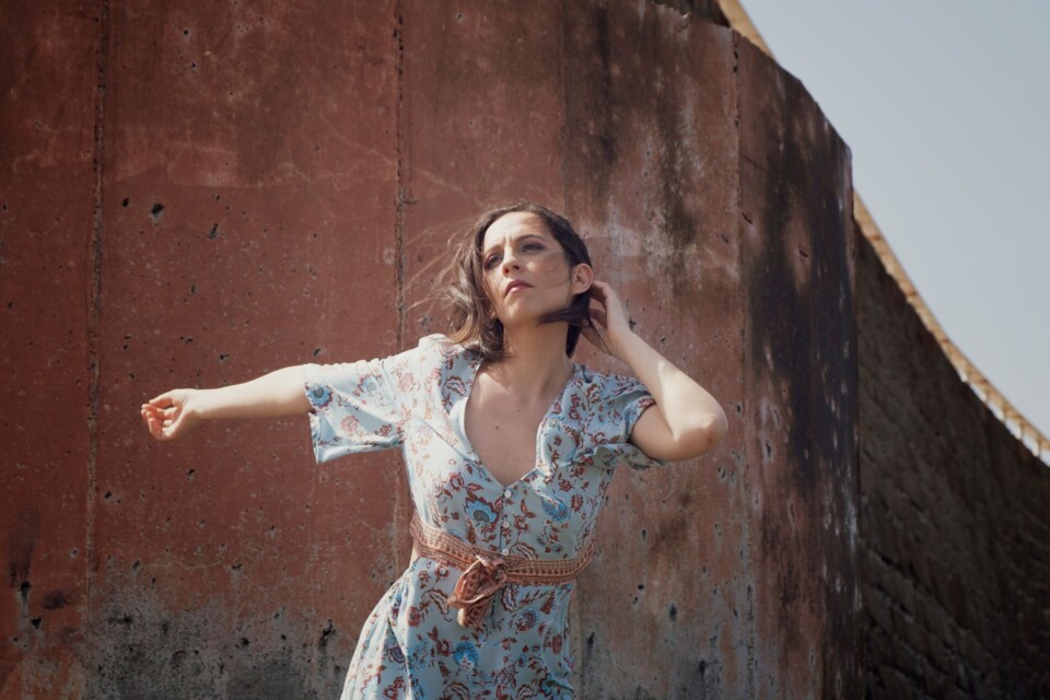 Vestido azul contra a parede laranja (4) - BOA.jpg