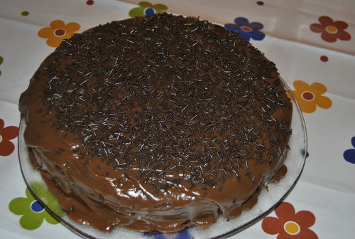 BOLO DE ANIVERSÁRIO CASEIRO DE CHOCOLATE BRIGADEIRO