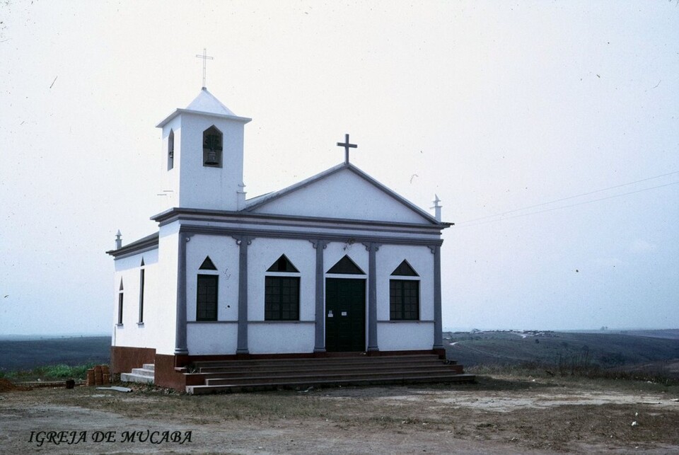 Angola, igreja de Mucaba.jpg