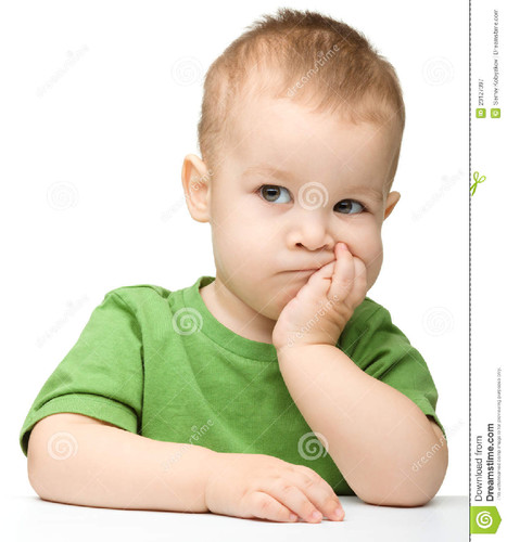 sustentação-pensativa-do-rapaz-pequeno-sua-cabe sustentação-pensativa-do-rapaz-pequeno-sua-cabe