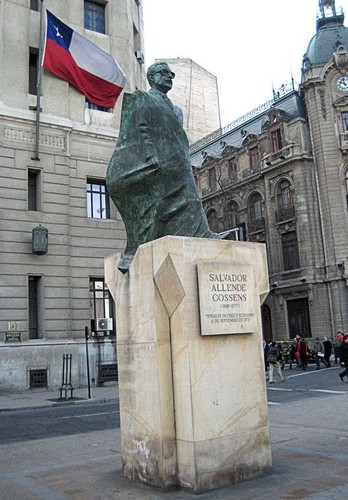 Estátua a Allende em Santiago do Chile.jpg