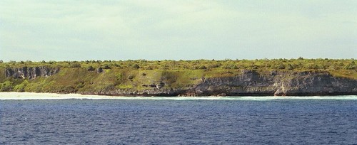 Primeira vista de Henderson Island. Costa noroeste Primeira vista de Henderson Island. Costa noroeste