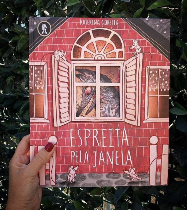 espreita pela janela na faz de conto