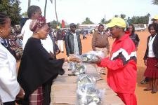 Primeira-dama entrega material para o Africanito